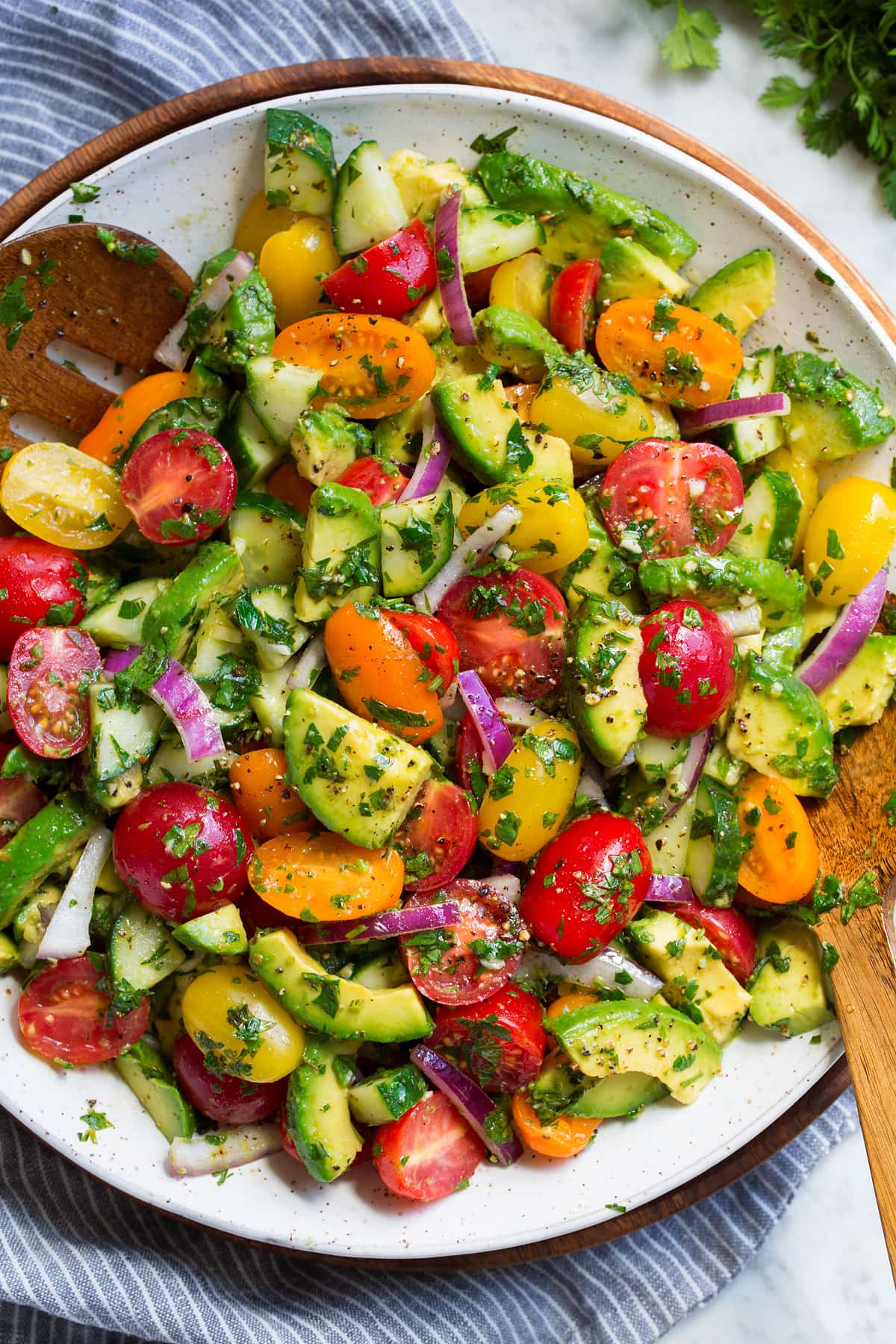 Bowl of avocado salad that pairs well with nachos.