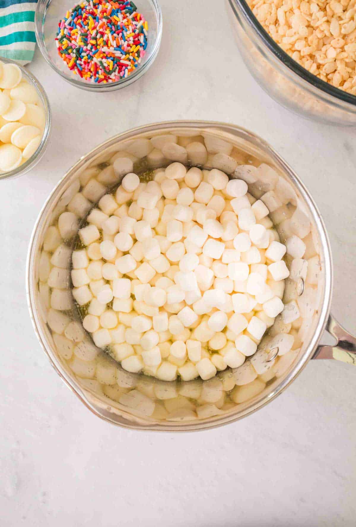 Mini marshmallows in a bowl.